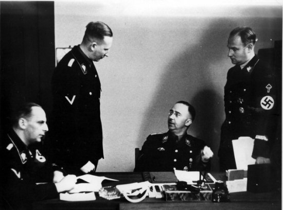 Werner Lorenz, Reinhard Heydrich, Heinrich Himmler és Karl Wolf SS-tábornokok a Prinz-Albrechtstrasse-n