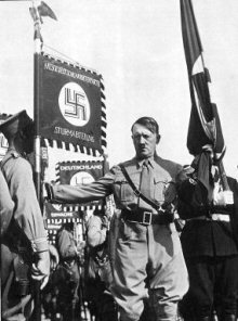 Hitler rohamosztagos csapatzászlót avat a vérzászlóval